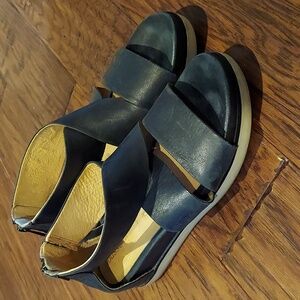 Anthropologie Bussola Pauline Black Wide Crisscross Leather Strap Zip Sandals 10